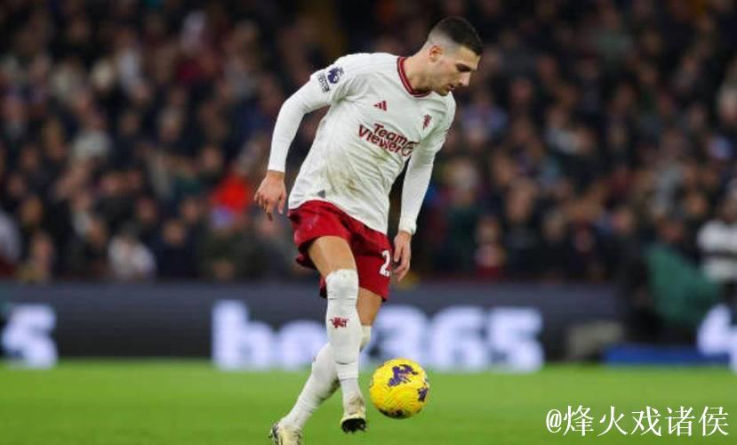 曼晚:曼联教练组单独指导达洛特,提升其进攻站位 曼晚:曼联教练组单独指导达洛特,提升其进攻站位